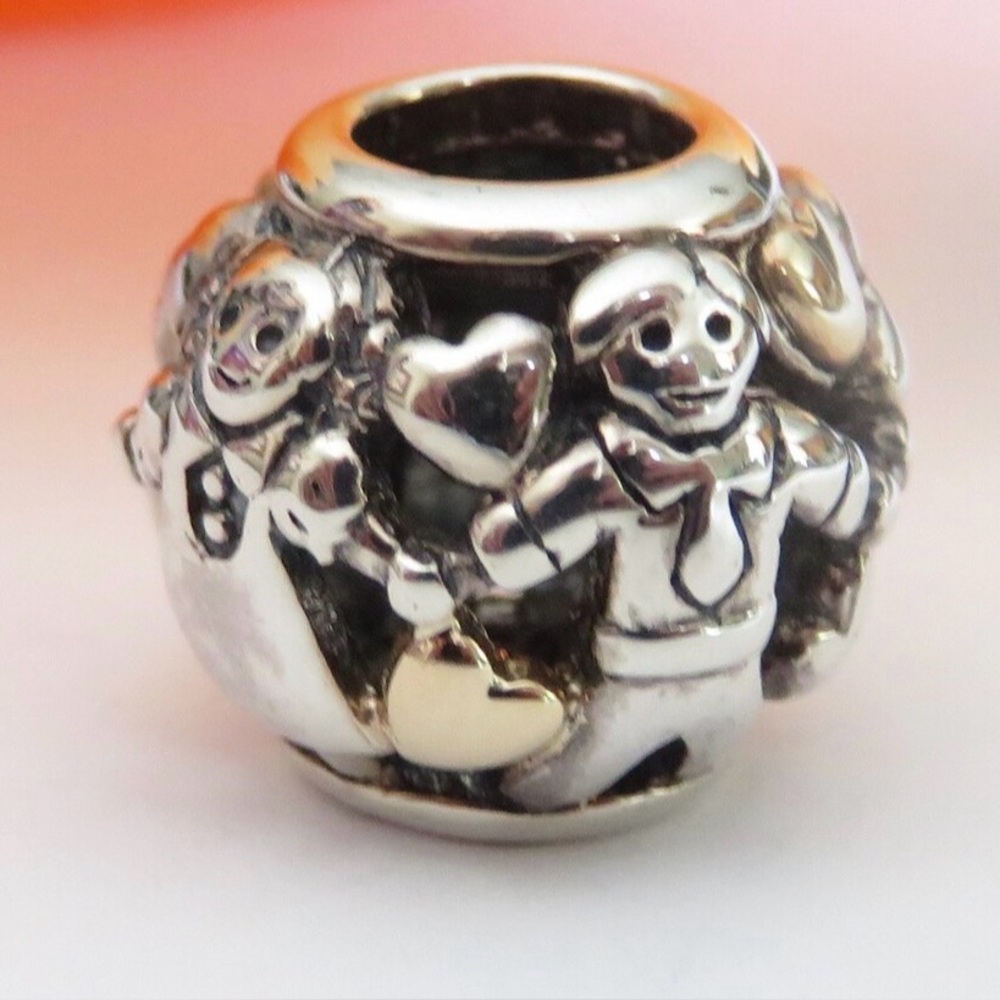 Pandora Family Forever retired Charm
